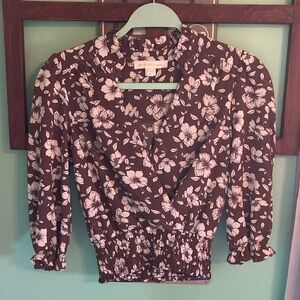 Top, v-neck with rouche bottom